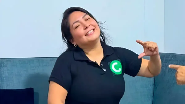 Asesinan a China Polo: Susy Aponte Polo sonriente vistiendo polo de campaña del movimiento Socios por Áncash.