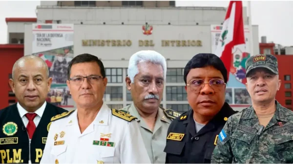 Oficiales generales afectados por los cambios en la Policía Nacional del Perú con el Ministerio del Interior al fondo.