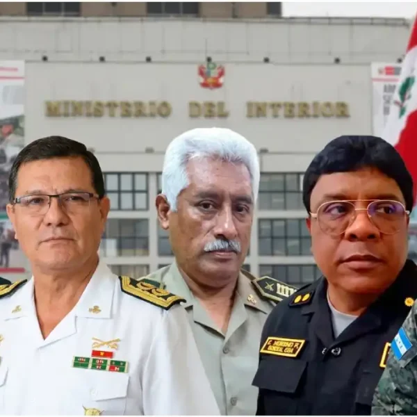 Oficiales generales afectados por los cambios en la Policía Nacional del Perú con el Ministerio del Interior al fondo.