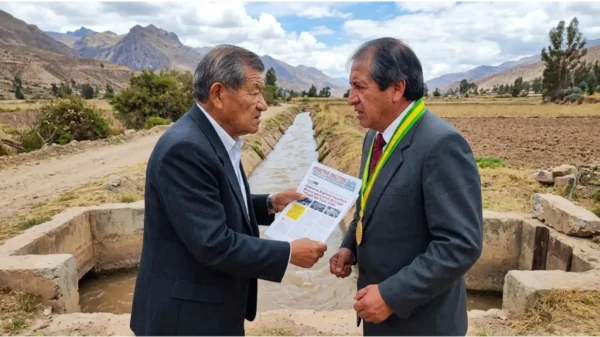 El dirigente Bernabé Acosta y el alcalde Manuel Hidalgo frente a frente en el canal Virgen del Buen Viaje en Pallasca.