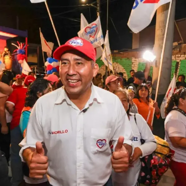 Juan Carlos Morillo rodeado de simpatizantes durante la campaña regional en Áncash