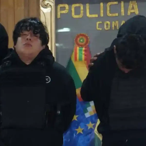 Policia boliviana presenta a Jhonsson Smit Cruz Torres tras la captura del lider de Los Pulpos