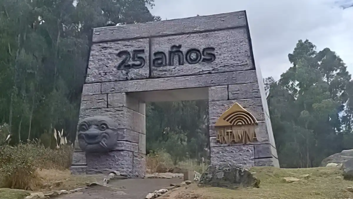 Pórtico de Chavín de Huántar con cabeza clava y logo de Antamina
