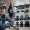 Manuel Hidalgo Sifuentes, alcalde de Pallasca, en su despacho, denunciado por ocultar información de obra.