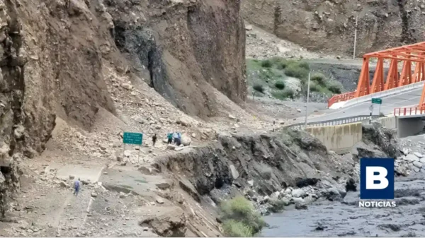 Pobladores transitan en zona de riesgo ante el fenómeno El Niño en Áncash por huaicos y desbordes.