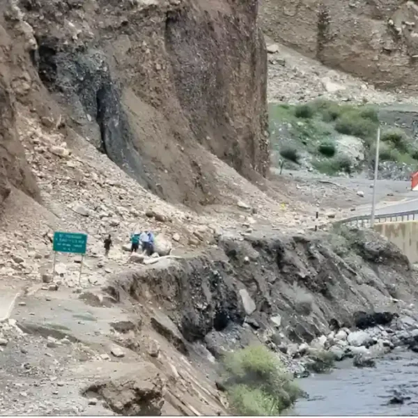 Pobladores transitan en zona de riesgo ante el fenómeno El Niño en Áncash por huaicos y desbordes.