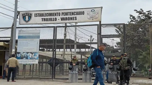 Fachada del penal El Milagro en Trujillo bajo control militar por el estado de emergencia en cárceles.