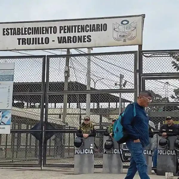 Fachada del penal El Milagro en Trujillo bajo control militar por el estado de emergencia en cárceles.