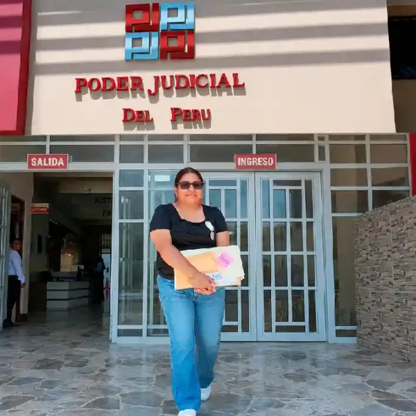 Heidy Valverde Pascual sale de la Corte del Santa tras decisión sobre el Juzgado de Paz de Pampas