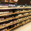 Fiscalizadores y policía supervisando la prohibición de venta de alcohol por la ley seca elecciones 2026 en un comercio.