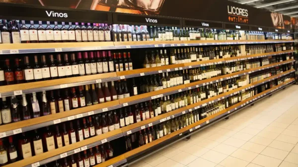 Fiscalizadores y policía supervisando la prohibición de venta de alcohol por la ley seca elecciones 2026 en un comercio.