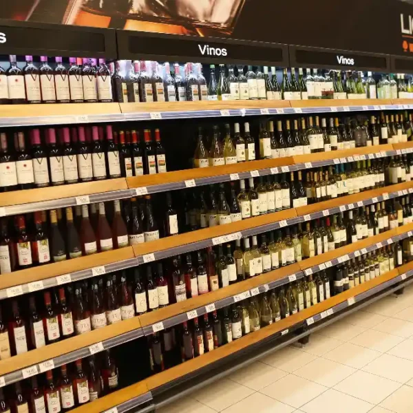 Fiscalizadores y policía supervisando la prohibición de venta de alcohol por la ley seca elecciones 2026 en un comercio.