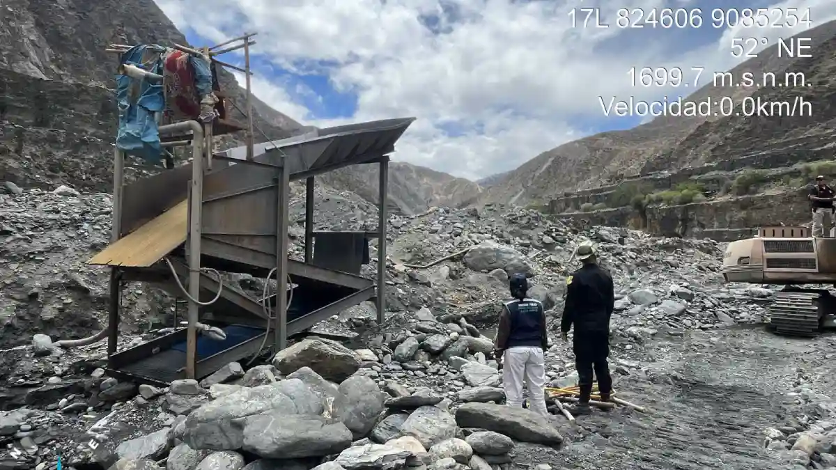 Maquinaria pesada e insumos incautados por la Policía durante operativo contra la minería ilegal en el río Tablachaca.