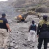 Agentes de la Policía y la Fiscalía Ambiental intervienen maquinaria de minería ilegal en el río Tablachaca, Pallasca.