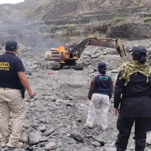 Agentes de la Policía y la Fiscalía Ambiental intervienen maquinaria de minería ilegal en el río Tablachaca, Pallasca.