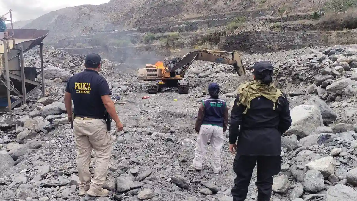 Agentes de la Policía y la Fiscalía Ambiental intervienen maquinaria de minería ilegal en el río Tablachaca, Pallasca.