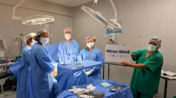 Personal médico de Minsa Móvil cirugías en Áncash realizando intervenciones quirúrgicas gratuitas a pacientes en el Hospital de Apoyo Huari.