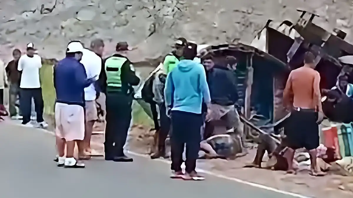 Policías y transeúntes auxilian a personas heridas tras el accidente en la Panamericana Norte en Áncash