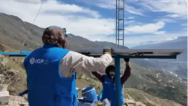 Trabajadores del IGP instalan sensores del sistema de alerta ante huaicos en Áncash.