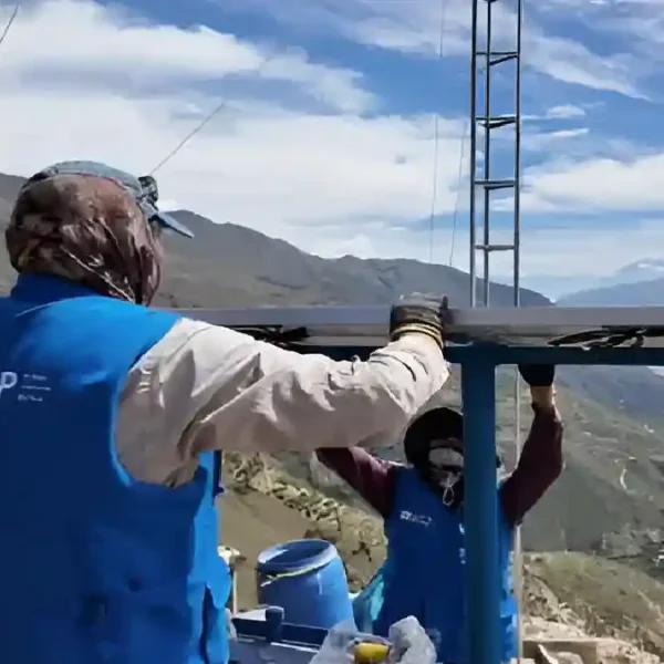 Trabajadores del IGP instalan sensores del sistema de alerta ante huaicos en Áncash.