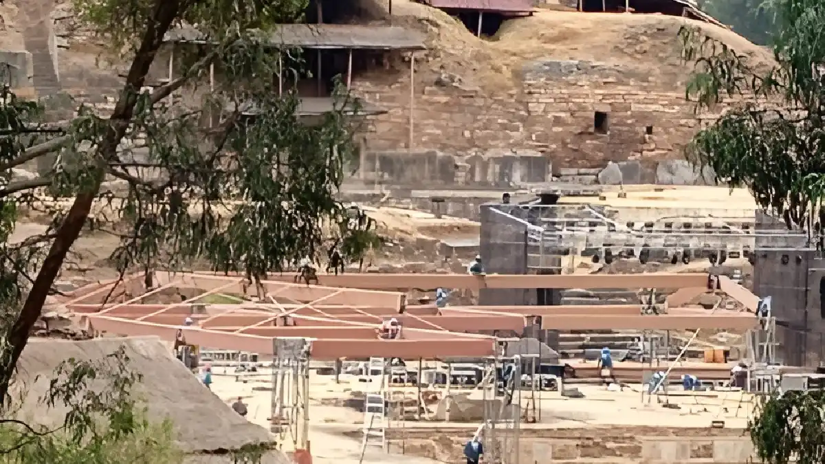 Trabajadores instalando tabiquería y armando el escenario para el show de Antamina en Chavín de Huántar.