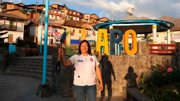 Fabiola Pantoja, alcaldesa provincial de Pallasca, celebra su triunfo con el símbolo de Acción Popular en Llapo