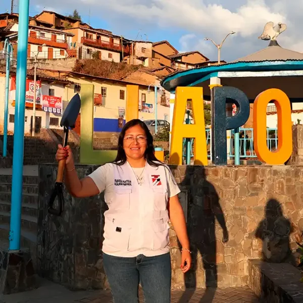 Fabiola Pantoja, alcaldesa provincial de Pallasca, celebra su triunfo con el símbolo de Acción Popular en Llapo