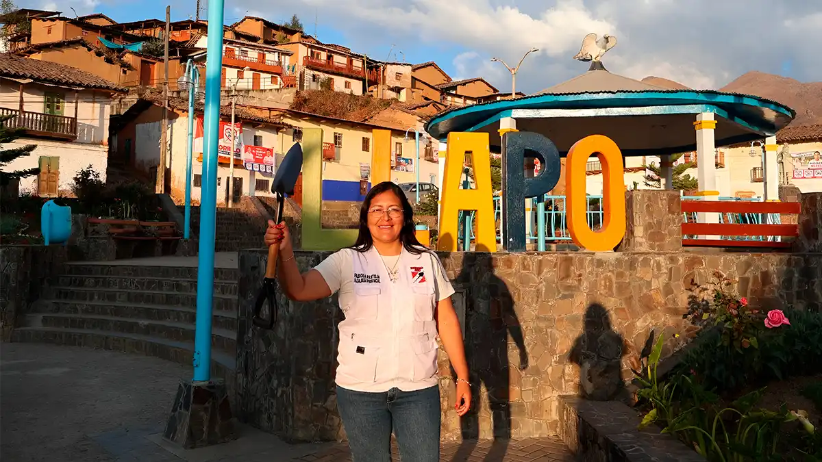 Fabiola Pantoja, alcaldesa provincial de Pallasca, celebra su triunfo con el símbolo de Acción Popular en Llapo