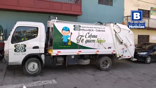 Camión de basura involucrado en el atropello mortal en Cabana intervenido frente a la comisaría del distrito.