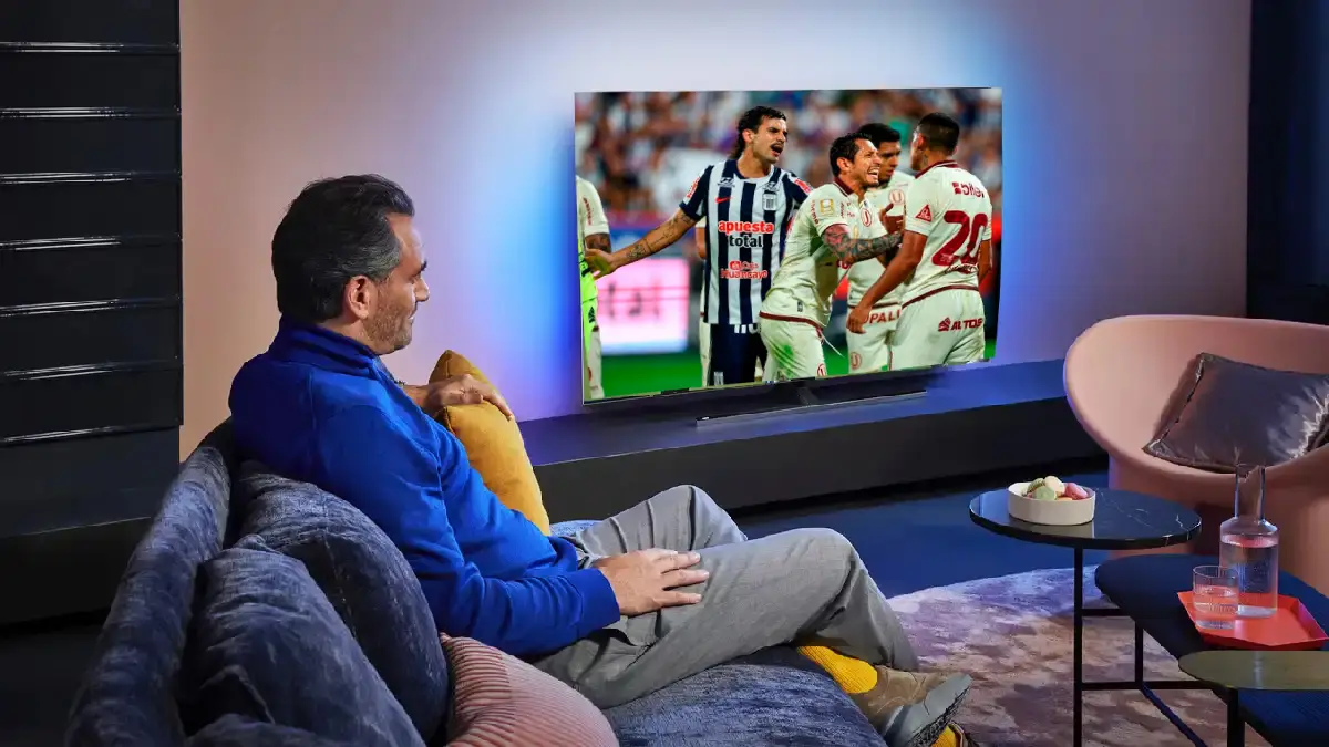 Cliente disfrutando un Smart TV comprado en oferta durante el Cyber Wow en Ripley