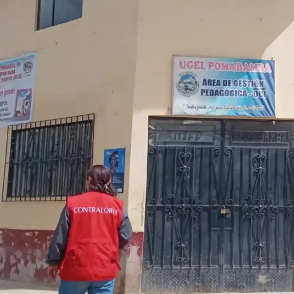 Personal de la Contraloría ingresando a la sede de la UGEL Pomabamba para investigar desfalco en bonos ilegales