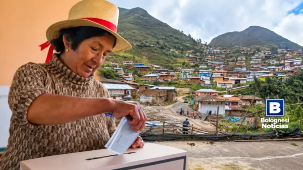 Ciudadana emitiendo su voto en las elecciones en centros poblados Pallasca en Mayas Conchucos