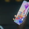 Persona usando el hotspot de su smartphone para conectarse a internet mientras viaja