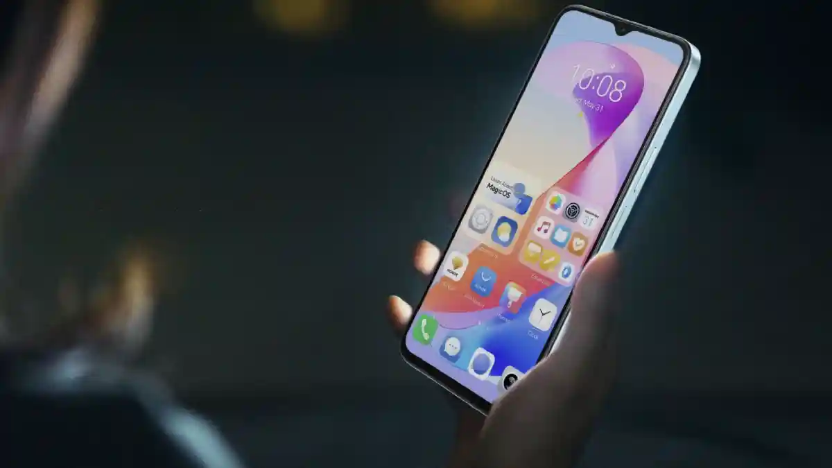 Persona usando el hotspot de su smartphone para conectarse a internet mientras viaja