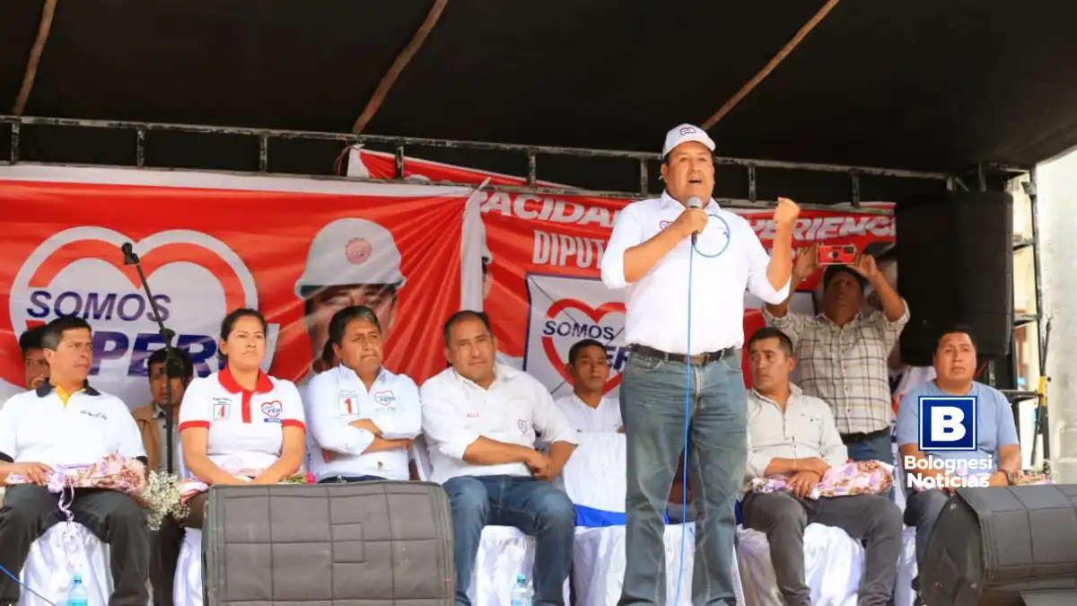 Martín Espinal Reyes, consejero regional electo por Pallasca, habla con micrófono en mano durante un mitin de Somos Perú.