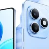 Usuario utilizando el modo de pantalla dividida en un smartphone HONOR para ejecutar dos aplicaciones simultáneamente.