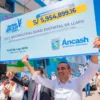 Gobernador de Áncash muestra cheque simbólico para obras de agua en Pallasca y Llapo
