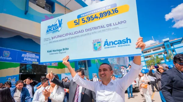 Gobernador de Áncash muestra cheque simbólico para obras de agua en Pallasca y Llapo