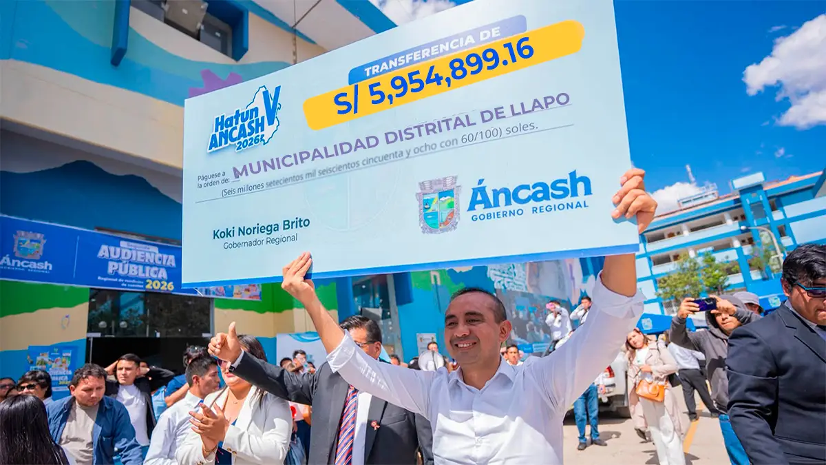Gobernador de Áncash muestra cheque simbólico para obras de agua en Pallasca y Llapo