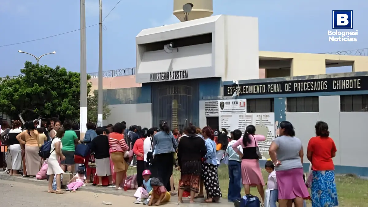 Familias de los internos esperando en la puerta de ingreso del Penal Cambio Puente de Chimbote.