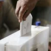 Ciudadano deposita su voto en un ánfora durante los resultados de las Elecciones Municipales 2026