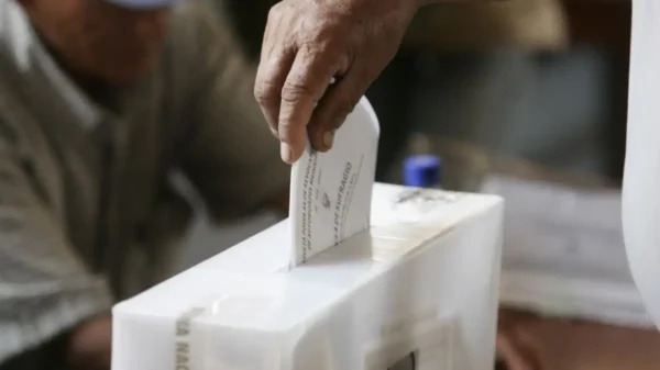 Ciudadano deposita su voto en un ánfora durante los resultados de las Elecciones Municipales 2026