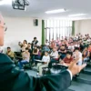 Docente universitario dictando clase en aula de universidad pública sobre sueldos de docentes universitarios 2026