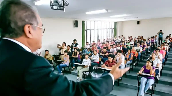 Docente universitario dictando clase en aula de universidad pública sobre sueldos de docentes universitarios 2026